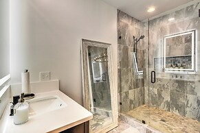 Walk to Uptwn Lexington: Modern Retreat w/ Porch!