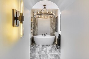 Walk to Uptwn Lexington: Modern Retreat w/ Porch!