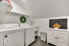 Walk to Uptwn Lexington: Modern Retreat w/ Porch!