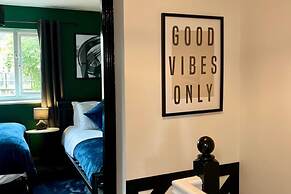 2-bed - Sleeps 4 - Pet Friendly & Free Parking