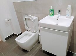 Unique 2 BDR Apartment at Loxwood House With Rooftop Pool and Gym