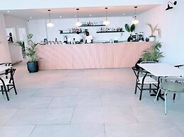 Unique 2 BDR Apartment at Loxwood House With Rooftop Pool and Gym
