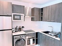 Unique 2 BDR Apartment at Loxwood House With Rooftop Pool and Gym