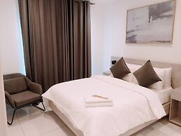 Unique 2 BDR Apartment at Loxwood House With Rooftop Pool and Gym