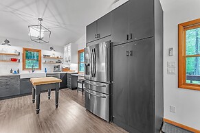 Modern Mountain Retreat Near Dolly Sods & Skiing 3 Bedroom Home