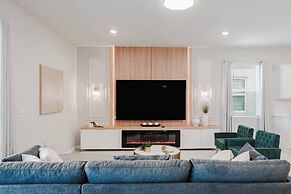 Stunning 8BR Pool Gameroom Minutes to Disney