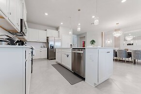 Stunning 8BR Pool Gameroom Minutes to Disney