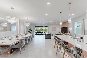 Stunning 8BR Pool Gameroom Minutes to Disney