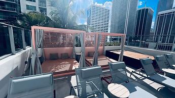 Wake Up to City Views Pool Gym High Speed Wifi