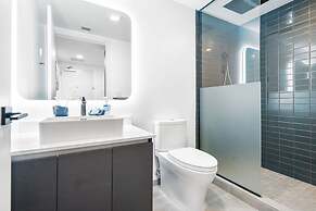 Wake Up to City Views Pool Gym High Speed Wifi