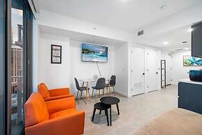 Wake Up to City Views Pool Gym High Speed Wifi