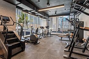 Wake Up to City Views Pool Gym High Speed Wifi