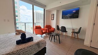 Wake Up to City Views Pool Gym High Speed Wifi