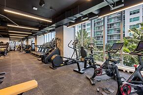 Wake Up to City Views Pool Gym High Speed Wifi