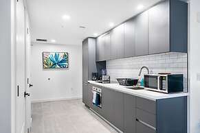 Wake Up to City Views Pool Gym High Speed Wifi