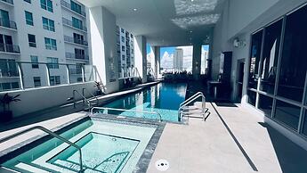 Wake Up to City Views Pool Gym High Speed Wifi