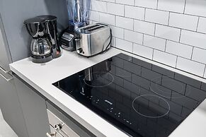 Wake Up to City Views Pool Gym High Speed Wifi