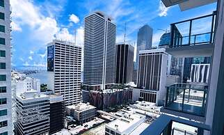 Wake Up to City Views Pool Gym High Speed Wifi