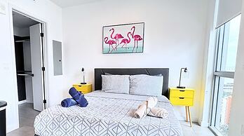 Wake Up to City Views Pool Gym High Speed Wifi