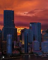 Wake Up to City Views Pool Gym High Speed Wifi