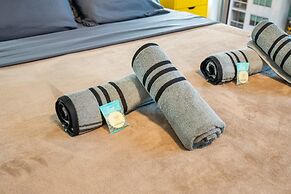 Wake Up to City Views Pool Gym High Speed Wifi