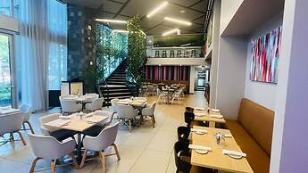 Wake Up to City Views Pool Gym High Speed Wifi