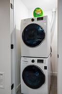 Wake Up to City Views Pool Gym High Speed Wifi