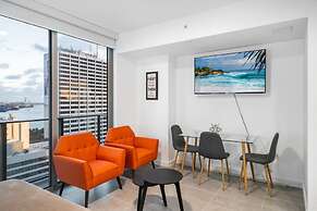 Wake Up to City Views Pool Gym High Speed Wifi