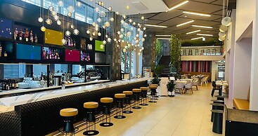 Wake Up to City Views Pool Gym High Speed Wifi