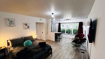 Upper East Side Renovated Studio Free Parking