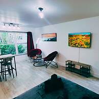 Upper East Side Renovated Studio Free Parking