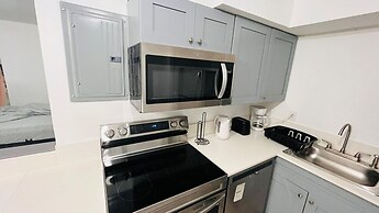 Upper East Side Renovated Studio Free Parking