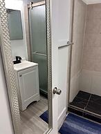 Upper East Side Renovated Studio Free Parking