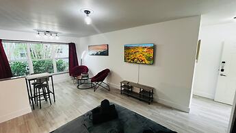 Upper East Side Renovated Studio Free Parking