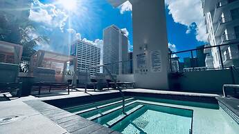 Relax Above Miami Skyline Views Gym Pool
