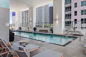 Relax Above Miami Skyline Views Gym Pool