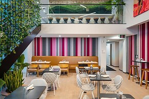 A Gallery in the Sky Rare Corner Unit Pool Gym