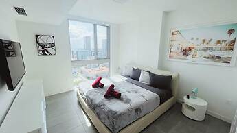 Pool Gym Views A Peaceful Pause in Downtown