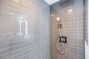 Pool Gym Views A Peaceful Pause in Downtown