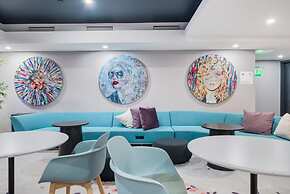 Pool Gym Views A Peaceful Pause in Downtown