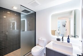 Pool Gym Views A Peaceful Pause in Downtown