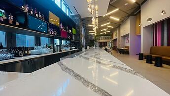 Pool Gym Views A Peaceful Pause in Downtown