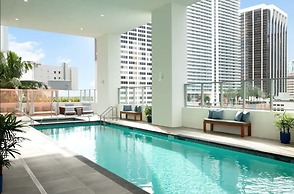 Pool Gym Views A Peaceful Pause in Downtown