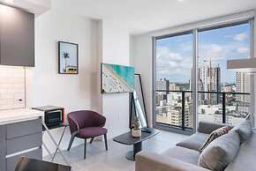 Pool Gym Views A Peaceful Pause in Downtown