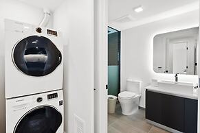 Pool Gym Views A Peaceful Pause in Downtown