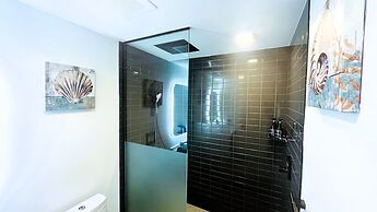 30th-floor Studio Gym Pool Sky Lounge