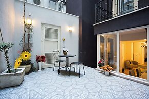 Big Cute Flat with Patio in Beyoglu
