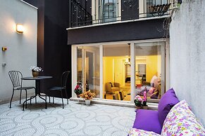 Big Cute Flat with Patio in Beyoglu