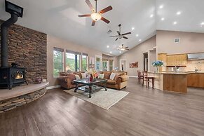 Bright Family Getaway Mountain Views Outdoor Living