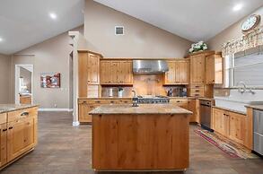 Bright Family Getaway Mountain Views Outdoor Living